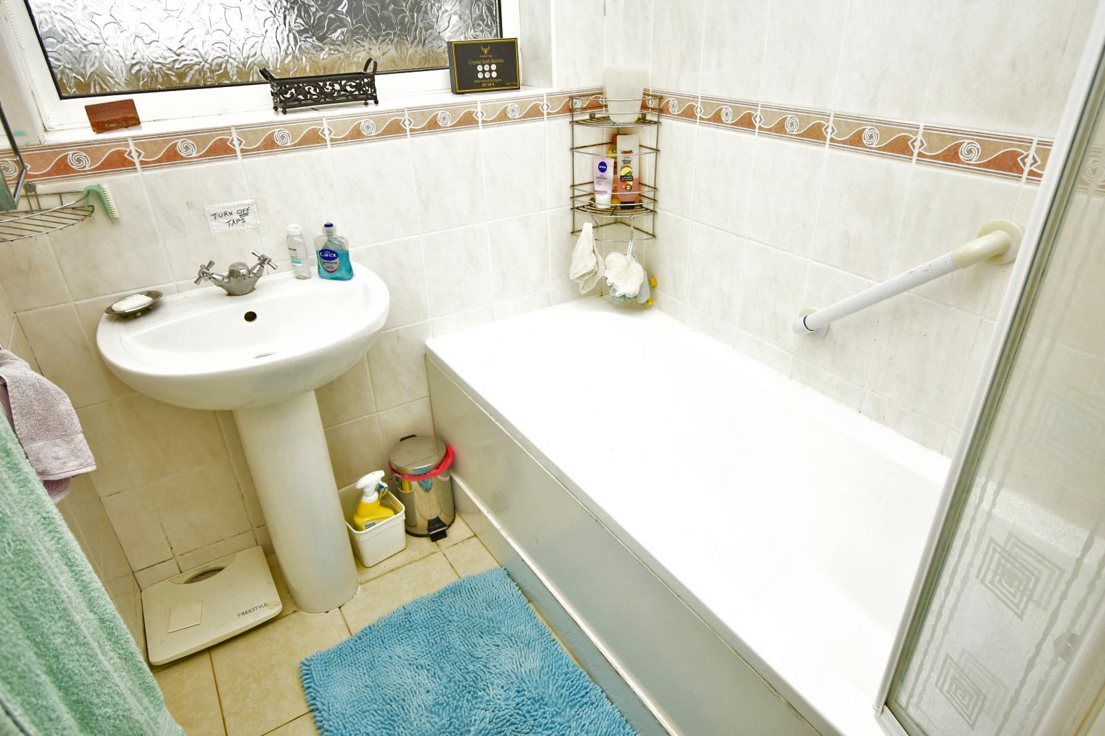 A BATHROOM.JPG